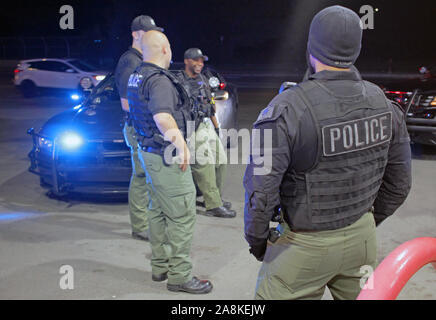 Detroit Polizei Special Operations Officers sammeln an einer Tankstelle nach eine Störung, Detroit, Michigan, USA aufgerufen wird Stockfoto