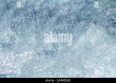 Aquatische Hintergrund der Meeresbrandung Wellen plätschern Nahaufnahme mit klarem, blauem Wasser und weißer Schaum Stockfoto