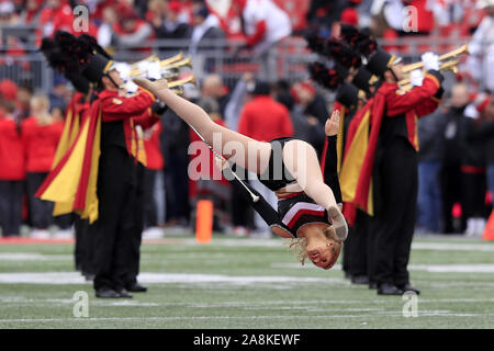 Columbus, United States. 09 Nov, 2019. Maryland Dosenschildkröten majorette funktioniert ein während der pregame Leistung gegen die Ohio State Buckeyes Samstag, 9. November 2019 in Columbus, Ohio. Foto von Aaron Josefczyk/UPI Quelle: UPI/Alamy leben Nachrichten Stockfoto
