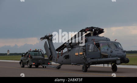 Ein HH-60 Pave Hawk Hubschrauber zur Rettung 305th Squadron, Davis-Monthan Air Force Base, Ariz zugewiesen wird, ist auf der Flightline in MacDill Air Force Base, Fla., Nov. 5, 2019 geschleppt. Die Hawk Hubschrauber ebnen und Support Equipment wurden zu MacDill für eine bevorstehende Übung geliefert. (U.S. Air Force Foto von Airman 1st Class Ryan C. Grossklag) Stockfoto