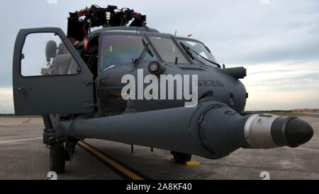 Ein HH-60 Pave Hawk Hubschrauber in die 305Th Rescue Squadron (RQS), Davis-Monthan Air Force Base, Ariz zugewiesen ist, sitzt auf der Flightline in MacDill Air Force Base, Fla., Nov. 5, 2019. MacDill ist Gastgeber der 305th RS, während Sie in der Bereitschaft Übung teilnehmen. (U.S. Air Force Foto von Airman 1st Class Ryan C. Grossklag) Stockfoto
