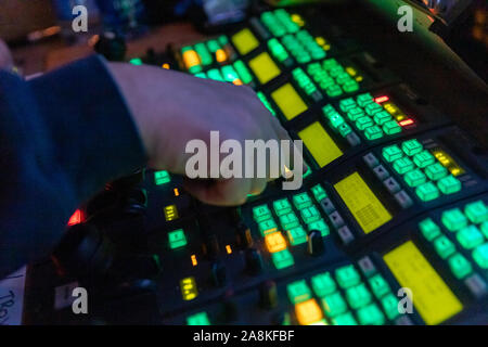 Video Operator macht Anpassungen auf ein professionelles Fernsehen Kamera, geringe Tiefenschärfe. Stockfoto