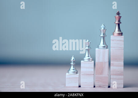 Golden King chess bei Winner Position auf Holz Würfel der schach spiel Stockfoto
