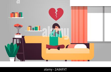 Untröstlich Frau in Depression sitzen auf der Couch und weinte Lebenskrise Pause bis Scheidung Verrat Konzept trauriges mädchen mit gebrochenen Herzen modernes Wohnzimmer inneren flachen horizontalen Vektor illustration Stock Vektor