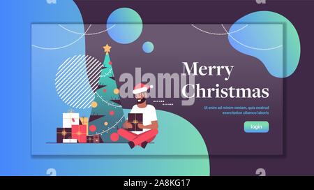 Mann, Geschenk Geschenk Box frohe Weihnachten Frohes neues Jahr Urlaub feier Konzept african american guy Tragen santa hut sitzt in der Nähe Tanne flach in voller Länge kopieren Platz horizontale Vektor illustration Stock Vektor