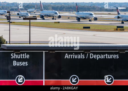 Lange Linie der Delta Air Lines Jets warten auf Sie am internationalen Flughafen Hartsfield-Jackson Atlanta (der weltweit verkehrsreichsten Flughafen) in Atlanta, GA. Stockfoto