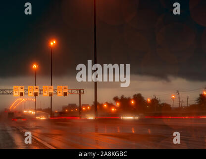 Straße Licht in der Nacht im regnerischen Tag. Auto und LKW auf Asphalt. Dunkle Nacht am Highway mit elektrischem Licht und Speed Limit traffic sign Stockfoto