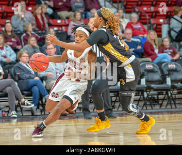 Starkville, MS, USA. 09 Nov, 2019. Mississippi State Guard, Jordanien Danberry (24), Laufwerke, die an die Hoop während Basketball der NCAA Frauen Spiel zwischen der Universität von Southern Mississippi Steinadler und der Mississippi State Bulldogs am Humphrey Kolosseum in Starkville, MS. Kevin Langley/Sport Süd Media/CSM/Alamy leben Nachrichten Stockfoto