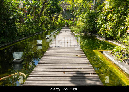 Aufwachen auf dem Holzsteg über die üppigen tropischen Gärten in Bali. Stockfoto