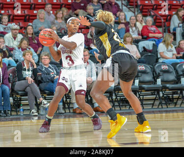 Starkville, MS, USA. 09 Nov, 2019. Mississippi State Guard, Aliyah Matharu (3), sieht für eine Öffnung beim Basketball der NCAA Frauen Spiel zwischen der Universität von Southern Mississippi Steinadler und der Mississippi State Bulldogs am Humphrey Kolosseum in Starkville, MS. Kevin Langley/Sport Süd Media/CSM/Alamy leben Nachrichten Stockfoto