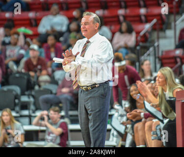 Starkville, MS, USA. 09 Nov, 2019. Mississippi State Haupttrainer, Vic Schaefer, während Basketball der NCAA Frauen Spiel zwischen der Universität von Southern Mississippi Steinadler und der Mississippi State Bulldogs am Humphrey Kolosseum in Starkville, MS. Kevin Langley/Sport Süd Media/CSM/Alamy leben Nachrichten Stockfoto