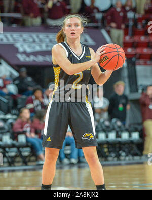 Starkville, MS, USA. 09 Nov, 2019. Southern Mississippi Guard, Allie Kennedy (2), sieht für eine offene Mannschaftskamerad während Basketball der NCAA Frauen Spiel zwischen der Universität von Southern Mississippi Steinadler und der Mississippi State Bulldogs am Humphrey Kolosseum in Starkville, MS. Kevin Langley/Sport Süd Media/CSM/Alamy leben Nachrichten Stockfoto