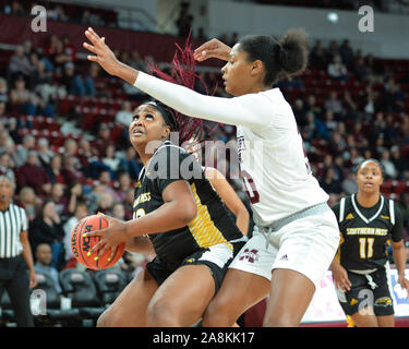 Starkville, MS, USA. 09 Nov, 2019. Southern Mississippi center, Kelsey Jones (42), sucht nach einer Öffnung beim Basketball der NCAA Frauen Spiel zwischen der Universität von Southern Mississippi Steinadler und der Mississippi State Bulldogs am Humphrey Kolosseum in Starkville, MS. Kevin Langley/Sport Süd Media/CSM/Alamy leben Nachrichten Stockfoto