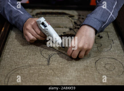 Gaza, Palästina. 09 Nov, 2019. Hala Abu Kaoud setzt Kaffeebohnen auf einer Platte, die Sie zu Hause gemacht. Abu Kaoud, 19, Studien Interior Design und bildende Kunst an der Universität in Rafah. Credit: SOPA Images Limited/Alamy leben Nachrichten Stockfoto