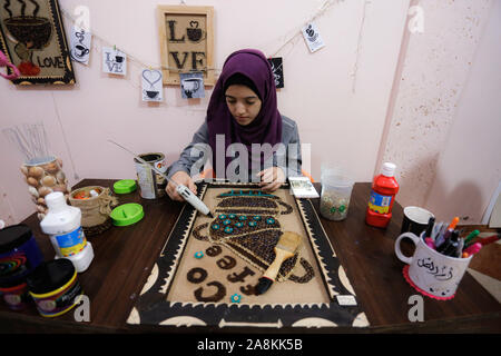 Gaza, Palästina. 09 Nov, 2019. Hala Abu Kaoud stellt den letzten Schliff auf einem Gemälde, die Sie zu Hause gemacht. Abu Kaoud, 19, Studien Interior Design und bildende Kunst an der Universität in Rafah. Credit: SOPA Images Limited/Alamy leben Nachrichten Stockfoto