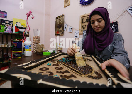 Gaza, Palästina. 09 Nov, 2019. Eine palästinensische Künstlerin Hala Abu Kaoud macht Kunst mit Kaffeebohnen an ihrem Haus im südlichen Gazastreifen Stadt Rafah und Märkte sie online. Abu Kaoud, 19, Studien Interior Design und bildende Kunst an der Universität in Rafah. Credit: SOPA Images Limited/Alamy leben Nachrichten Stockfoto