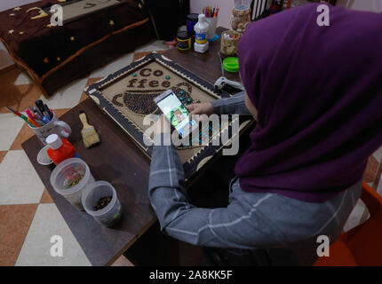 Gaza, Palästina. 09 Nov, 2019. Hala Abu Kaoud hält ein Mobiltelefon und zeigt Ihre Bilder online. Abu Kaoud, 19, Studien Interior Design und bildende Kunst an der Universität in Rafah. Credit: SOPA Images Limited/Alamy leben Nachrichten Stockfoto