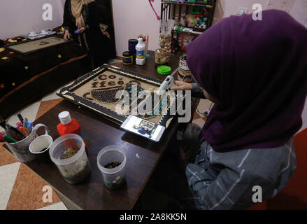 Gaza, Palästina. 09 Nov, 2019. Hala Abu Kaoud stellt den letzten Schliff auf einem Gemälde, die Sie zu Hause gemacht. Abu Kaoud, 19, Studien Interior Design und bildende Kunst an der Universität in Rafah. Credit: SOPA Images Limited/Alamy leben Nachrichten Stockfoto