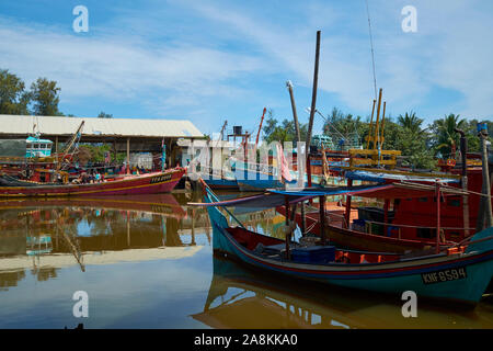 Alt, bunt bemalte hölzerne Fischerboote in einer Bucht aus dem Südchinesischen Meer in der Nähe von Kota Bharu angedockt. In Kelantan, Malaysia. Stockfoto