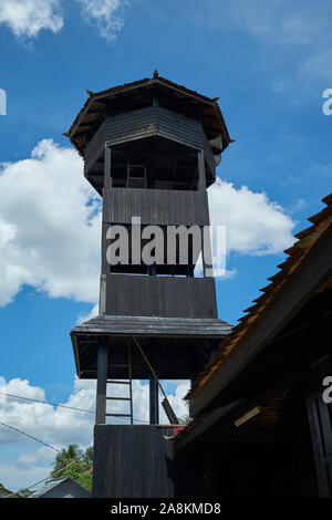 Das minarett der ältesten Moschee in Malaysia, Kampong Laut. Es ist komplett aus Holz und Ziegel, mit keine Nägel. In Kota Bharu, Kelantan, Malaysia. Stockfoto