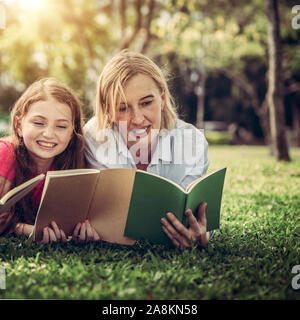 Omasex im Freien direkt im Garten der Großmutter Omasex im Freien direkt im Garten der Großmutter