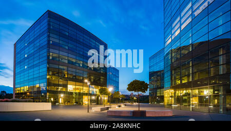 Stettin, Poland-September 2017: Gebäude aus Glas und Metall Bürogebäude bei Sonnenuntergang, Himmel aus Glas Wänden reflektiert Stockfoto