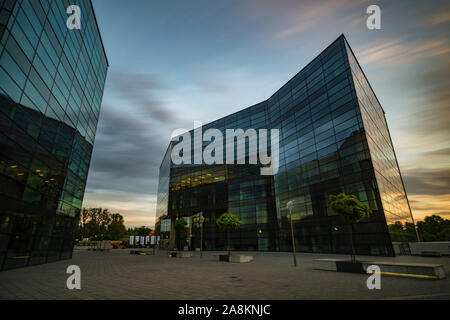 Büro Gebäude mit Glasfassade, moderne Bürogebäude am Abend Stockfoto