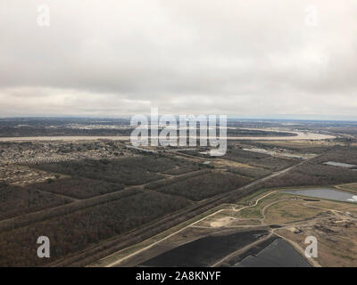 Anzeigen von Marsh und Bayou aus der Luft vor der Landung bei Armstrong International Airport in New Orleans, Louisiana an einem bewölkten Tag. Stockfoto