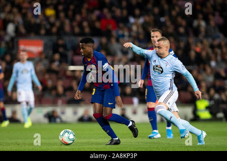 Camp Nou, Barcelona, Katalonien, Spanien. 9 Nov, 2019. Liga Fußball, Barcelona gegen Valencia Celta Vigo; Ansu Fati bricht mit der Verteidiger von Celta de Vigo - Redaktionelle Verwendung Credit: Aktion plus Sport/Alamy leben Nachrichten Stockfoto