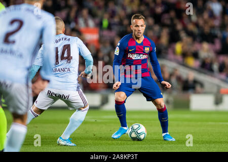 Camp Nou, Barcelona, Katalonien, Spanien. 9 Nov, 2019. Liga Fußball, Barcelona gegen Valencia Celta Vigo; Arthur nimmt auf Stanislav Lobotka gegen Celta de Vigo - Redaktionelle Verwendung Credit: Aktion plus Sport/Alamy leben Nachrichten Stockfoto