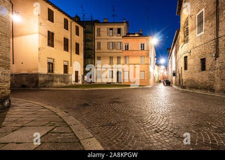Nachtansicht von Parma Altstadt Haus und Straße mit Kopfsteinpflaster in Italien Stockfoto