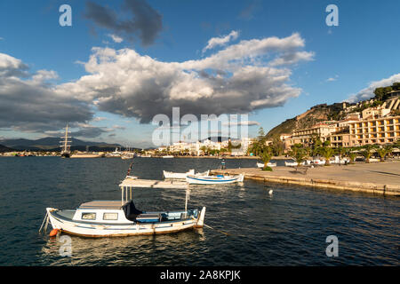 Am späten Nachmittag Licht auf die nafplion Uferpromenade und den Hafen auf der Halbinsel Peloponnes in Griechenland Stockfoto