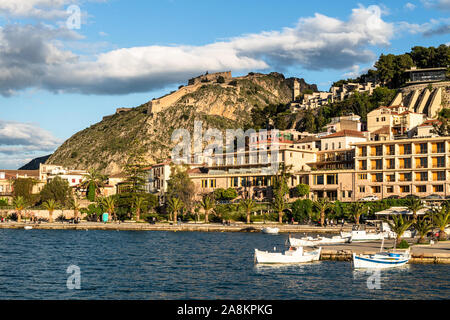 Am späten Nachmittag Licht auf die nafplion Uferpromenade und den Hafen mit seinen byzantinischen Schloß auf dem Peloponnes in Griechenland Stockfoto