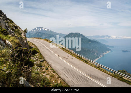 Berg- und Küstenstraße mit Blick auf den Dirfi moutain Peak im Euböa Insel in Griechenland Stockfoto