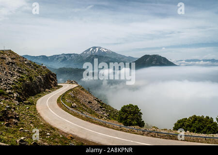 Mountain Road mit Blick auf die Dirfi moutain Peak im Euböa Insel in Griechenland während der Nebel kommt Stockfoto