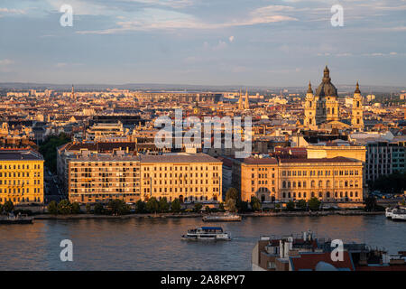 Sonnenuntergang über der St.-Stephans-Basilika und die Skyline von Budapest von der Donau in Ungarn Hauptstadt Stockfoto