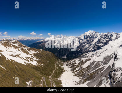 Kurvenreiche Straße an der Oberseite des Stilfser Joch in den Alpen in der Nähe von Bormio in Italien Stockfoto
