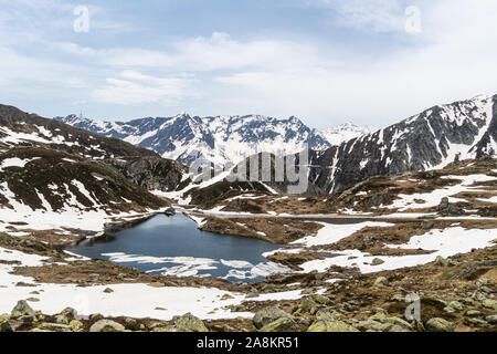 Bergsee in den Gotthard die Schweizer Alpen zwischen dem Kanton Tessin und Uri in der Schweiz Stockfoto