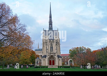 PITTSBURGH - NOVEMBER 2019: Heinz Memorial Kapelle an der Universität von Pittsburgh ist eine Konfessionell gotisches Gebäude mit kunstvollen Steinmetzarbeiten spenden Stockfoto