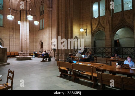 PITTSBURGH - NOVEMBER 2019: Die Studie Halle an der Universität von Pittsburgh als Kathedrale des Lernens bekannt wegen seiner architektonischen resemblanc Stockfoto