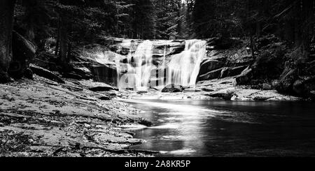 Schöner Wasserfall Mumlava im Nationalpark Riesengebirge, Harrachov, Tschechien, Europa Stockfoto