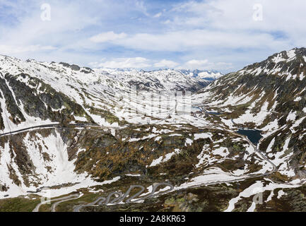 Beeindruckende Luftaufnahme der Gotthard und Straße in den schweizer Alpen zwischen dem Kanton Tessin und Uri in der Schweiz Stockfoto