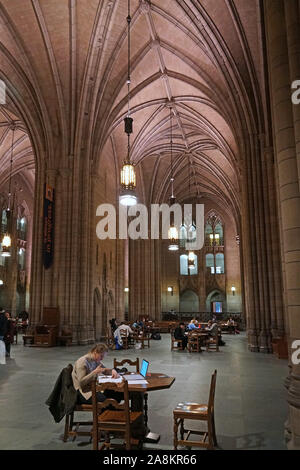 PITTSBURGH - NOVEMBER 2019: Die Studie Halle an der Universität von Pittsburgh als Kathedrale des Lernens bekannt wegen seiner architektonischen resemblanc Stockfoto