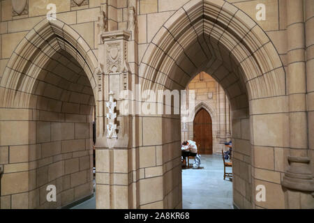 PITTSBURGH - NOVEMBER 2019: Die Studie Halle an der Universität von Pittsburgh als Kathedrale des Lernens bekannt wegen seiner architektonischen resemblanc Stockfoto