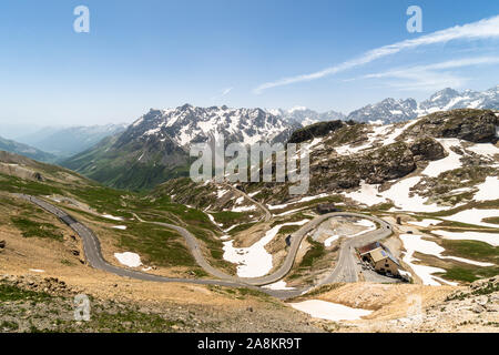 Kurvenreiche Straße auf der Iseran in den Französischen Alpen an einem sonnigen Sommertag in der Haute Savoie in Frankreich Stockfoto