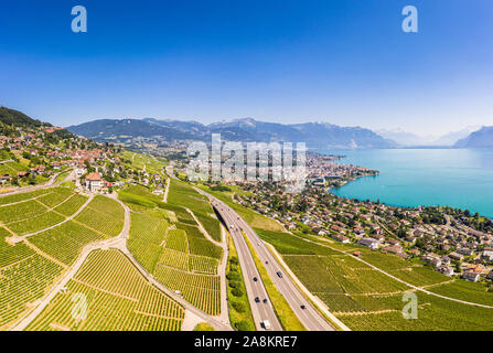 Einen atemberaubenden Blick auf die berühmten Lavaux Weinberge von Vevey und Genfer See im Kanton Waadt in der Schweiz Stockfoto