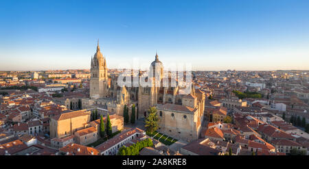 Panoramablick auf die Antenne Stadtbild von Salamanca, Spanien mit dem Bau der neuen Kathedrale auf Sunrise Stockfoto