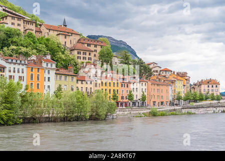Grenoble, Panorama der schönen typischen Häuser auf dem Fluss Isere, im Zentrum Stockfoto