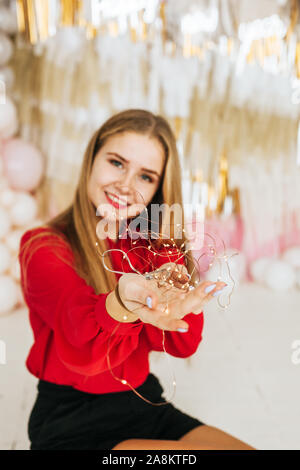 Schöne Frau in gemütlicher Weihnachtsatmosphäre Foto Stockfoto