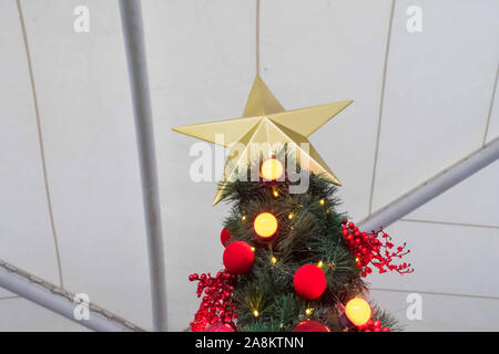 Goldene Sterne auf einem Weihnachtsbaum Stockfoto